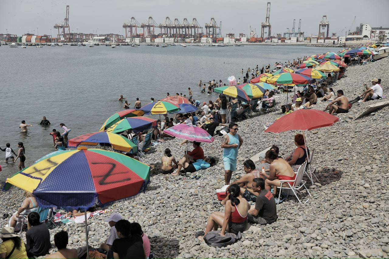 Municipalidad despliega un operativo para impedir el ingreso de alcohol y mantener el orden ante la masiva presencia de veraneantes este primero de enero. Fotos: Joel Alonzo/ @photo.gec