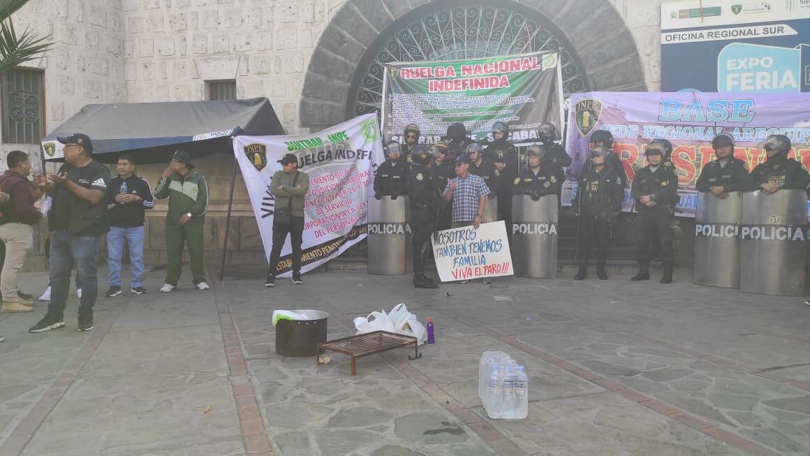 Los agentes de la Policía dispersaron a los servidores con gases. (Foto: GEC)