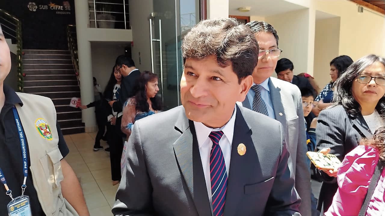 Gobernador de Arequipa habla sobre la inconducta funcional de los trabajadores. (Foto: Álvaro Figueroa)