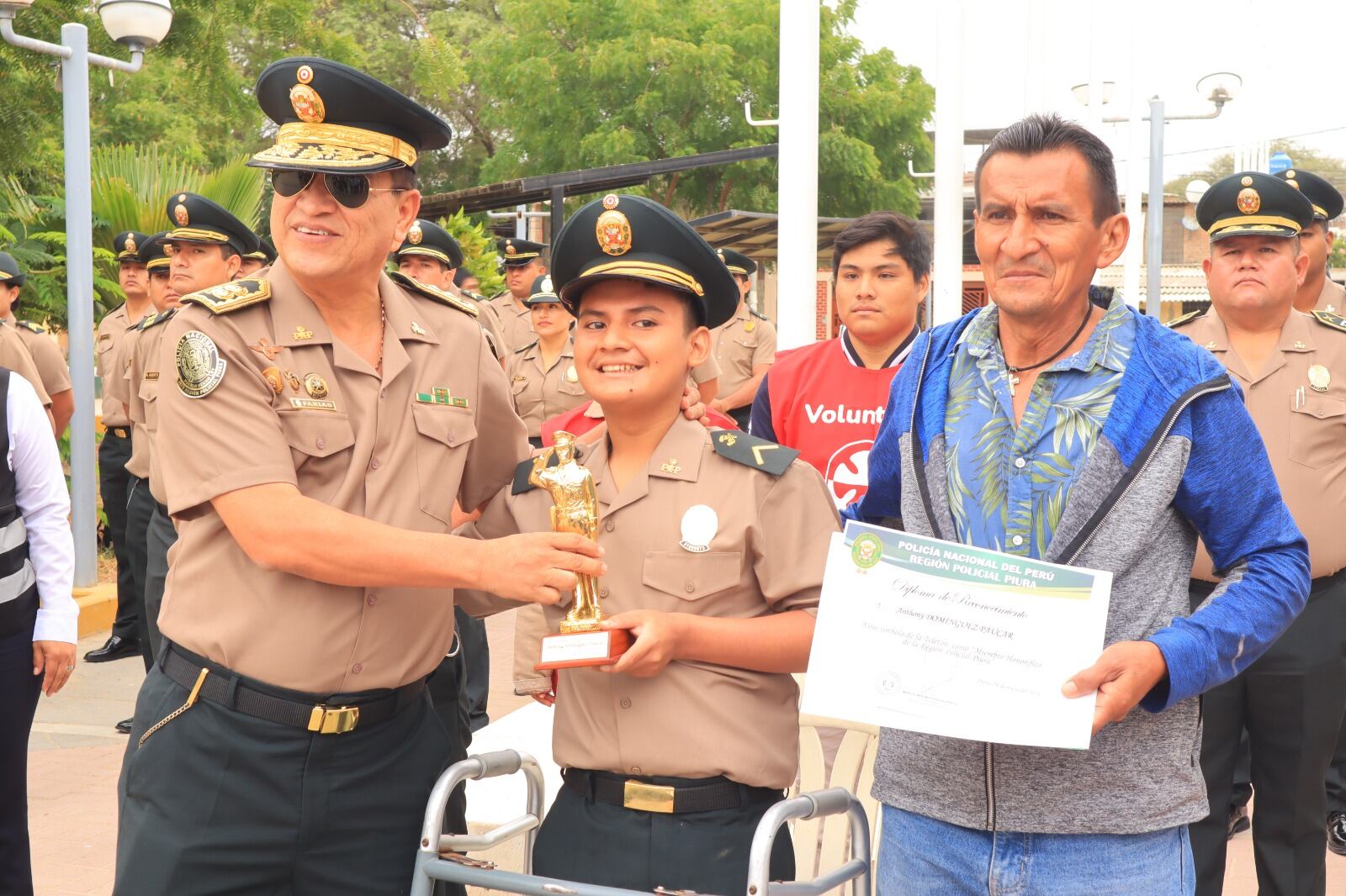 Incorporan a adolescente, símbolo de la Teletón, como miembro honorífico de la PNP en Piura