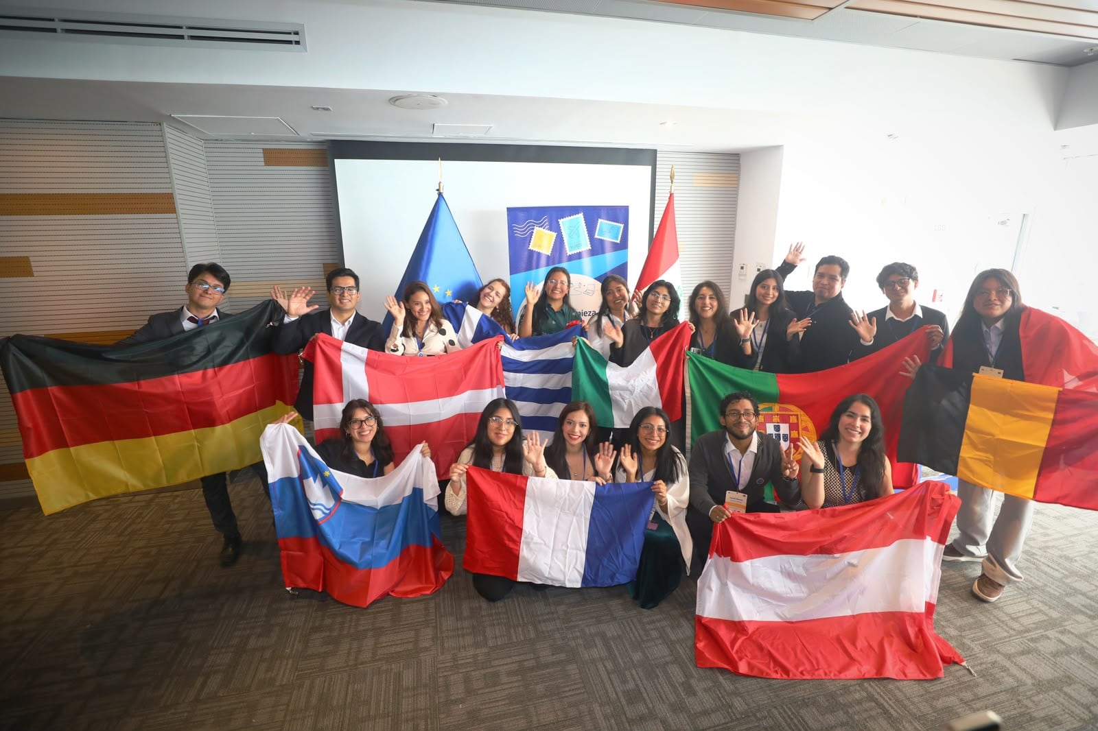 Jóvenes becarios de Erasmus Mundus viajan a Europa por una maestría que realizarán en dos países del viejo continente.