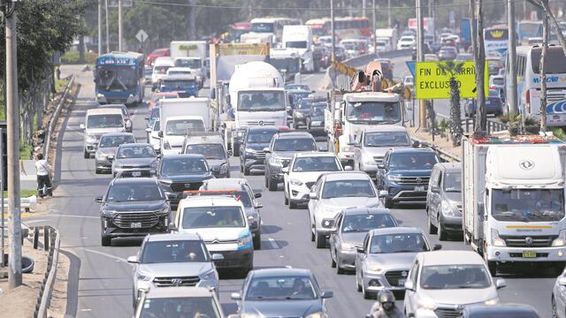 Filas de autos se vieron en los peajes.