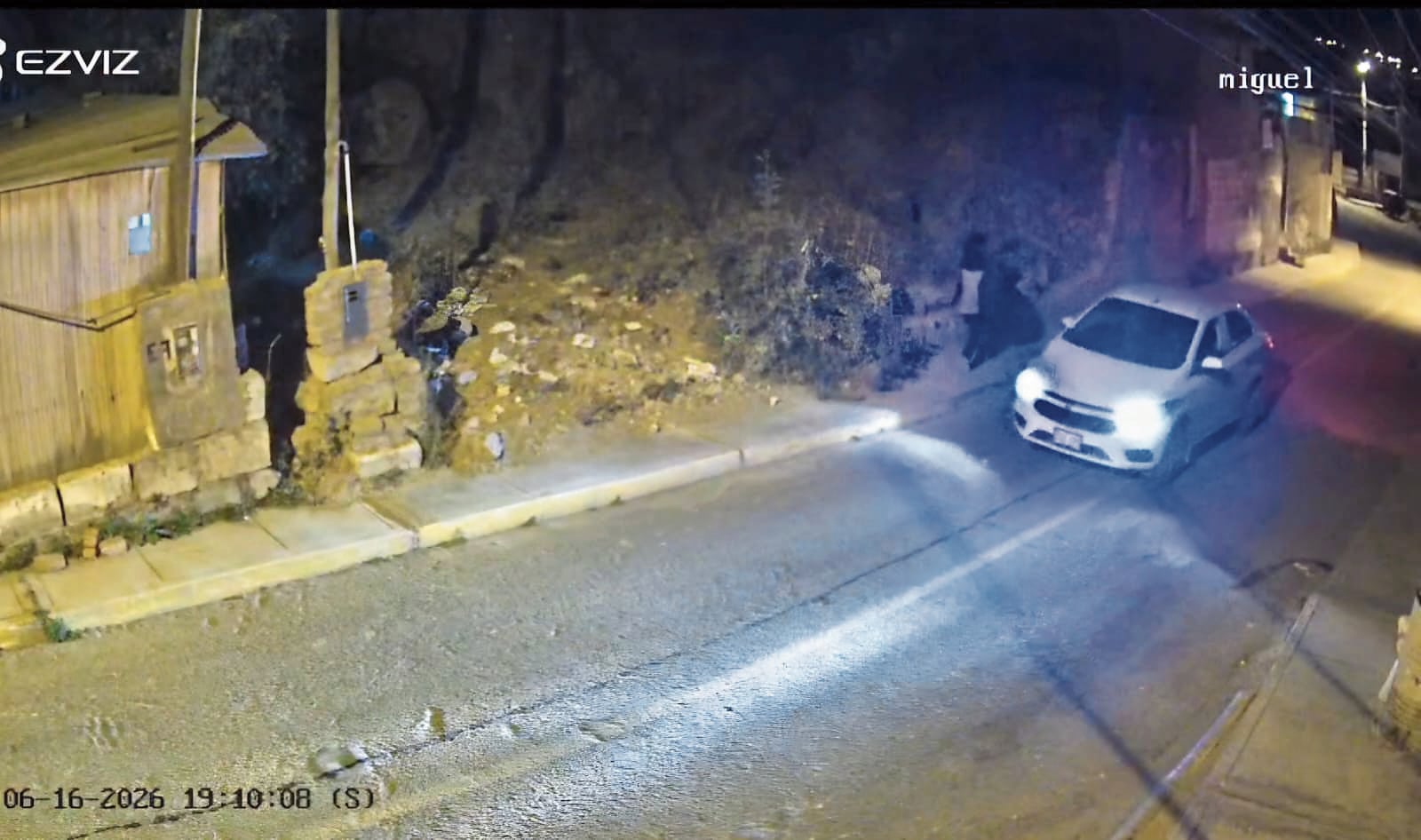 Auto retrocedió para seguir a la estudiante de 12 años en Arequipa
