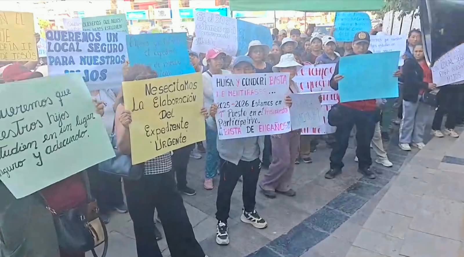 Padres de familia del colegio Corazón de Jesús en Majes reclaman por la construcción de plantel. Foto: Captura de video/Canal 10-RadioTelevisión Rimelsa.