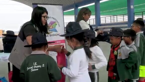 En la provincia Jorge Basadre el personal de la comuna reparte kits de útiles y sombreros a los escolares para que se protejan del sol