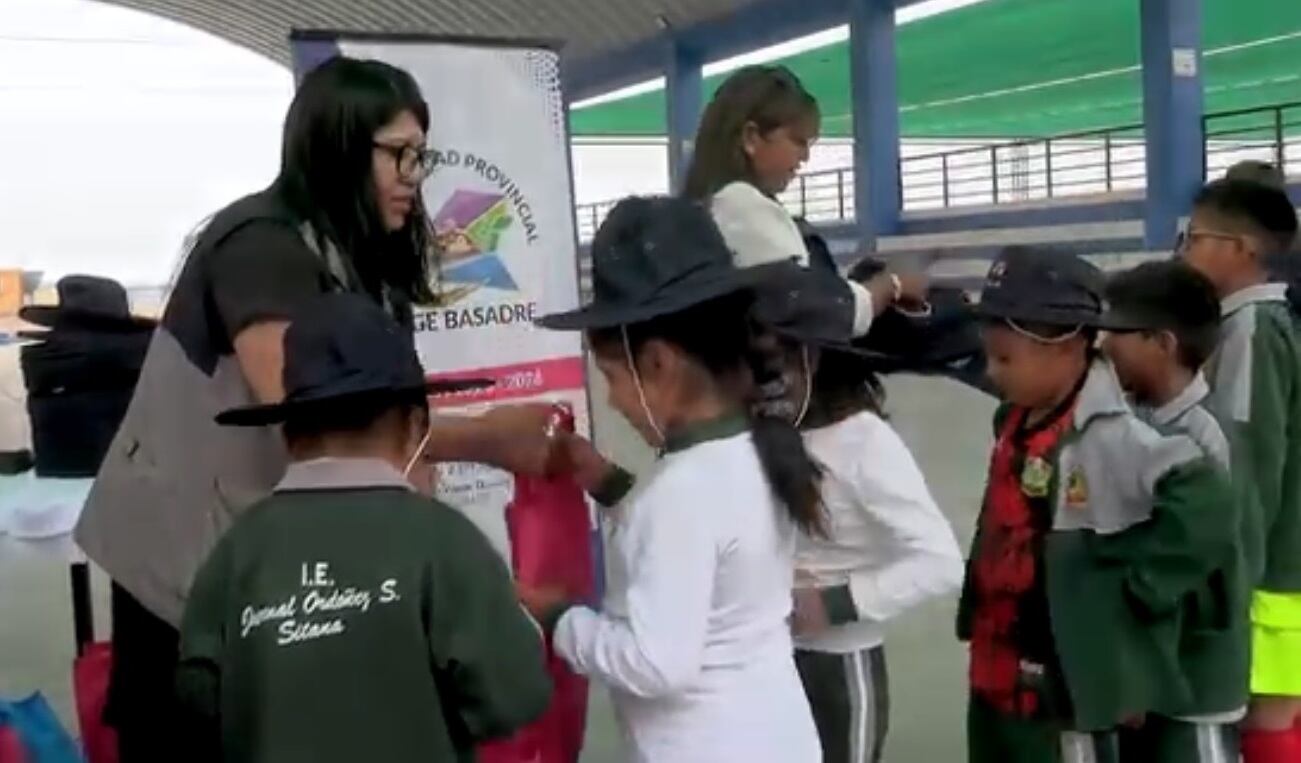 En la provincia Jorge Basadre el personal de la comuna reparte kits de útiles y sombreros a los escolares para que se protejan del sol