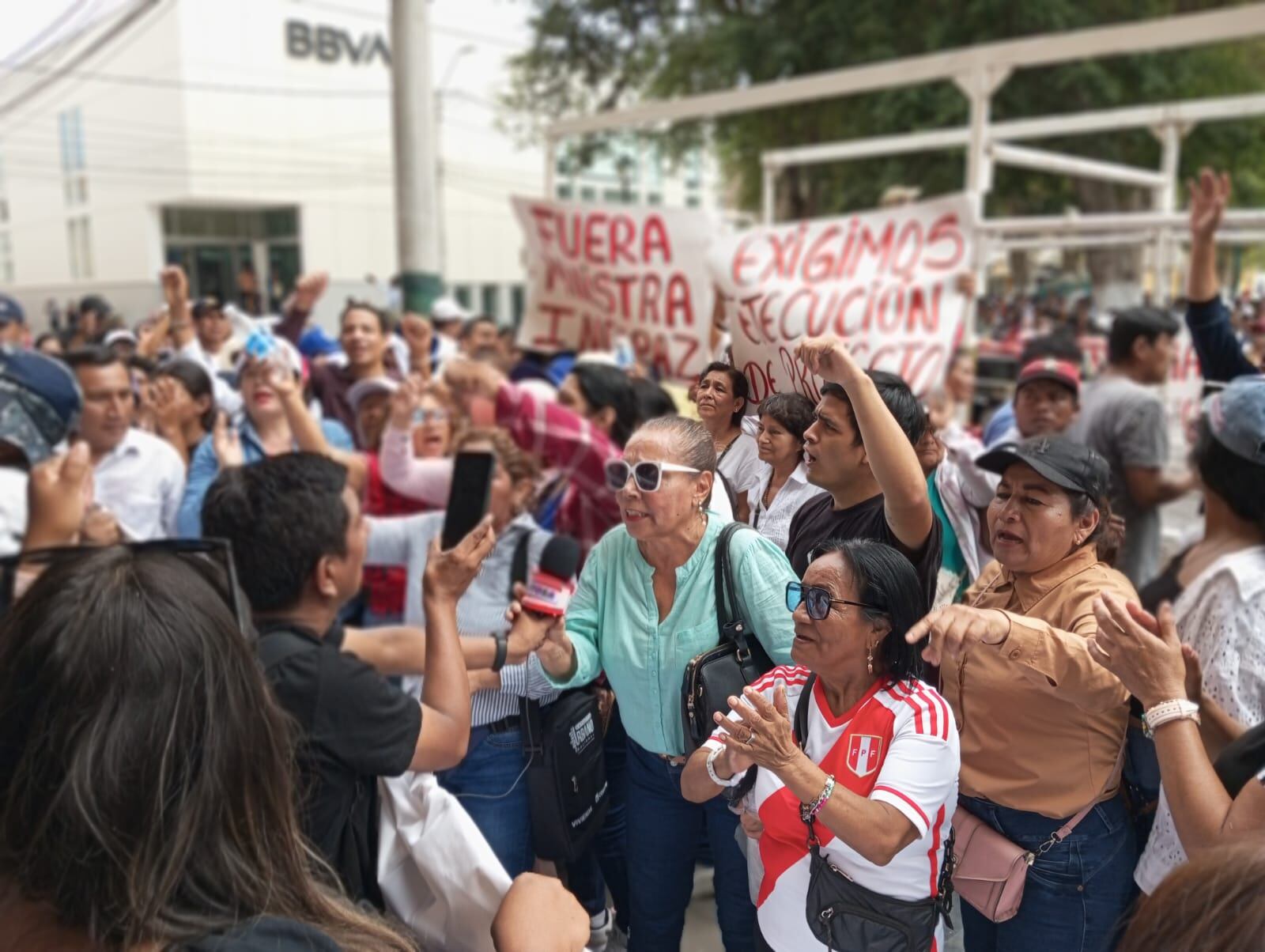 Los pobladores ya no le creen a la ministra de Vivienda, Construcción y Saneamiento, Hania Pérez de Cuéllar, ya que en tres oportunidades se suspendieron los procesos de adjudicación. “No más mecidas ni engaños”, gritaban los manifestantes durante la movilización