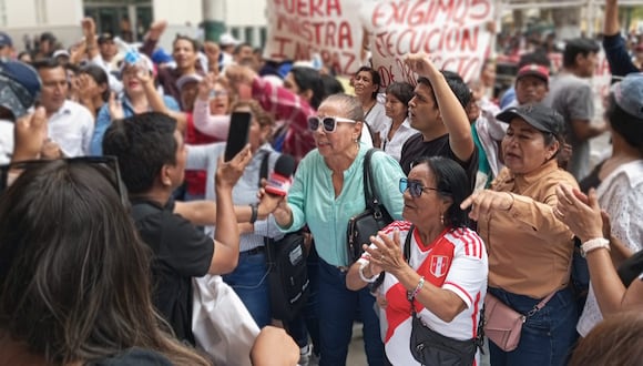 Los pobladores ya no le creen a la ministra de Vivienda, Construcción y Saneamiento, Hania Pérez de Cuéllar, ya que en tres oportunidades se  suspendieron los procesos de adjudicación. “No más mecidas ni engaños”, gritaban los manifestantes durante la movilización