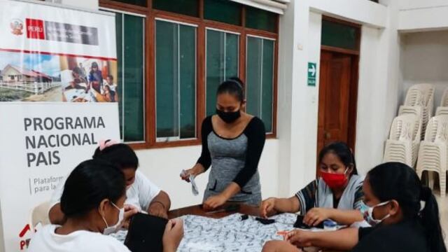 Mujeres cruzan río Putumayo para enseñar a confeccionar mascarillas en Loreto