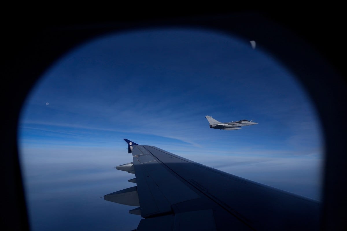 A French Air Force Dassault Rafale C fighter jet is seen through a window of the aircraft carrying Pope Leo XIV from Lourdes to Metz on the last day of his four-day visit to France, on September 28, 2026. (Photo by Gregorio Borgia / POOL / AFP)
