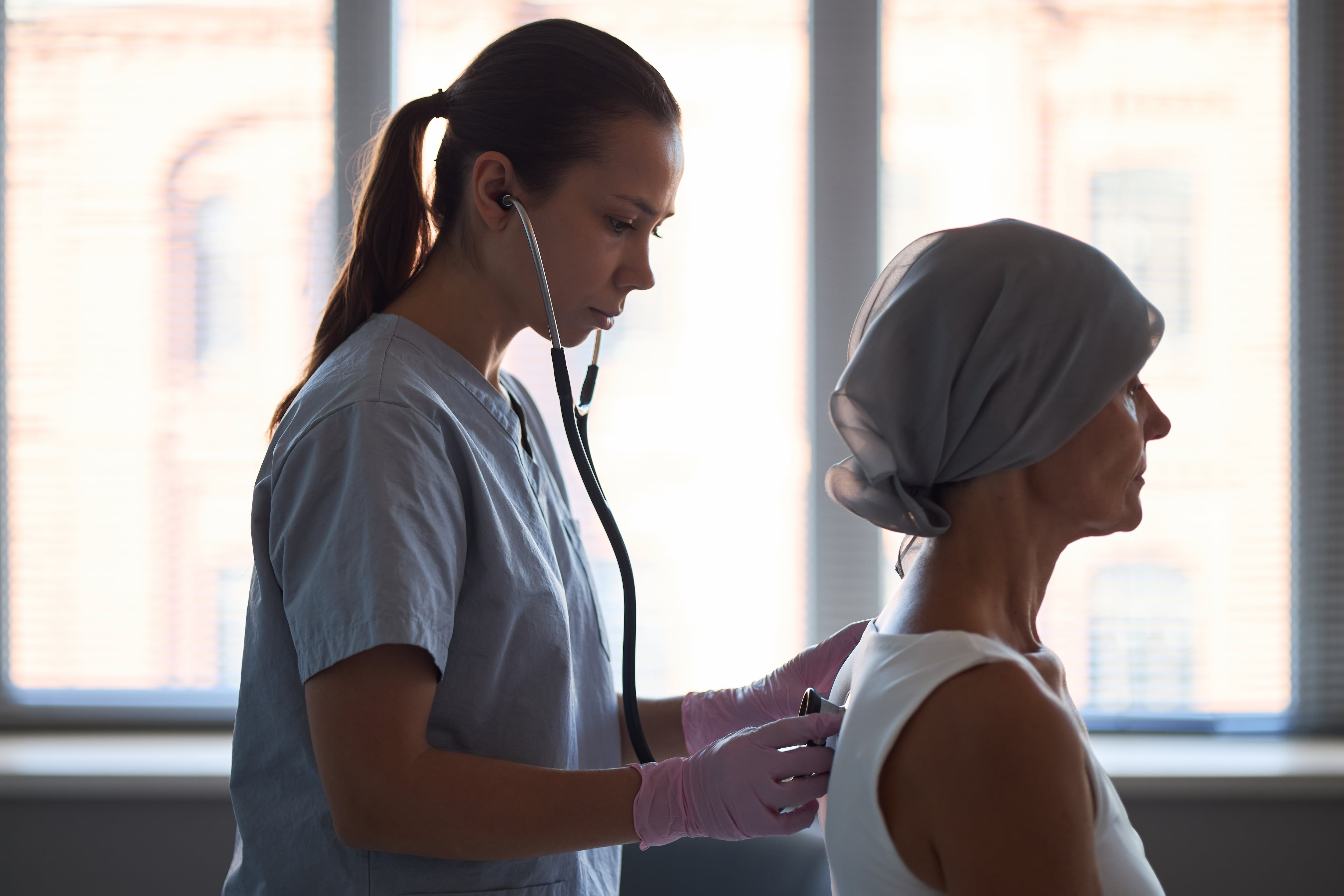 El estudio, publicado en PLOS One, analizó pacientes oncológicos hospitalizados en Lima y encontró que la gravedad de la infección y las comorbilidades estuvieron más asociadas con la mortalidad que la resistencia antimicrobiana.