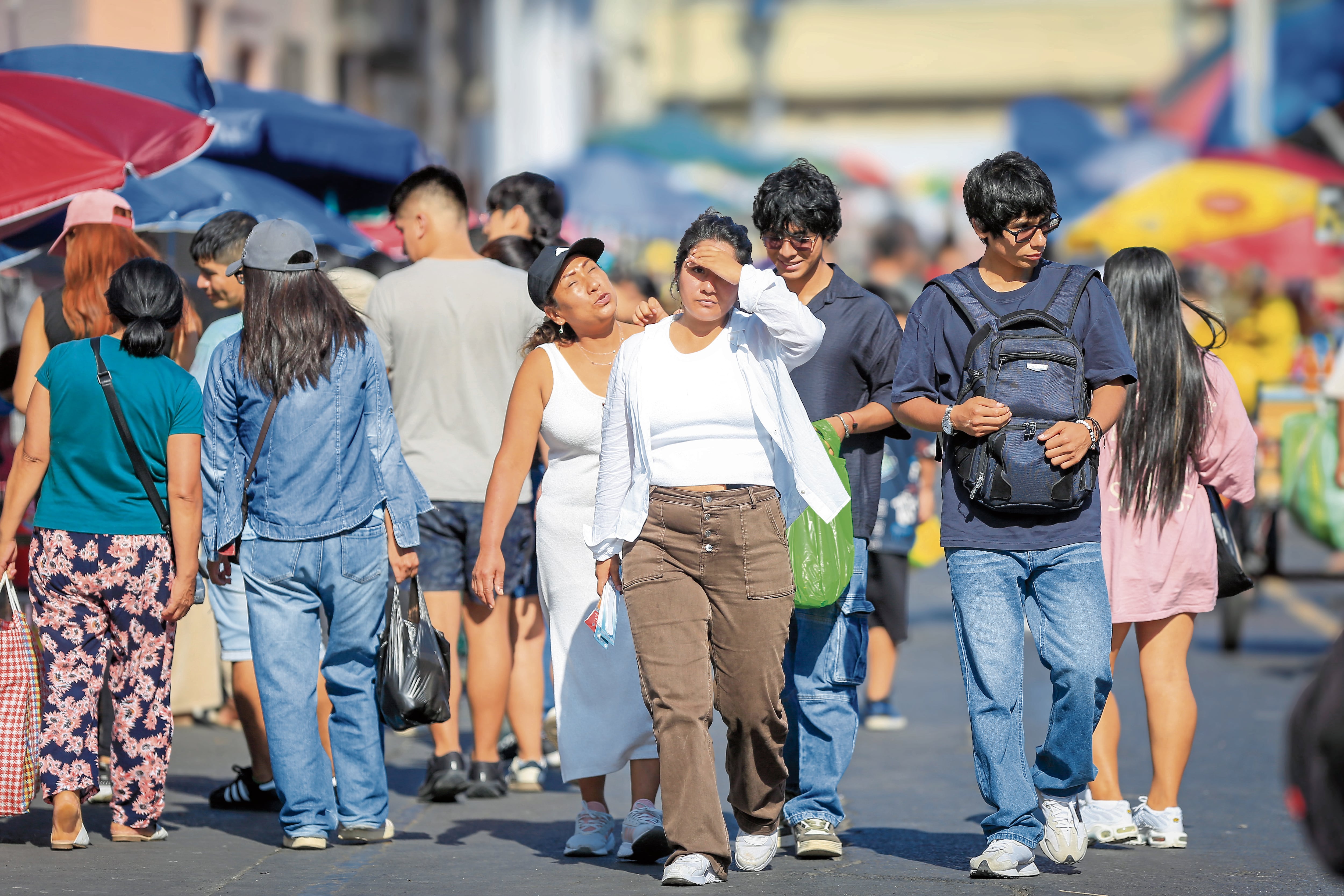 Especialistas advierten que el incremento de la temperatura diurna estará acompañado de altos niveles de radiación ultravioleta y fuertes vientos en la costa.