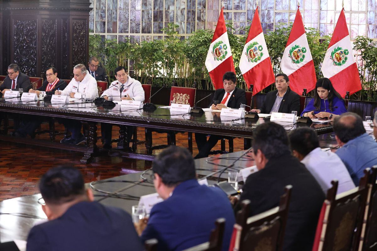 El premier Eduardo Arana encabezó la segunda sesión de la Mesa Técnica sobre pequeña minería y minería artesanal, junto a representantes del Ejecutivo, el Congreso, el Ministerio Público y gremios mineros. Foto: PCM.