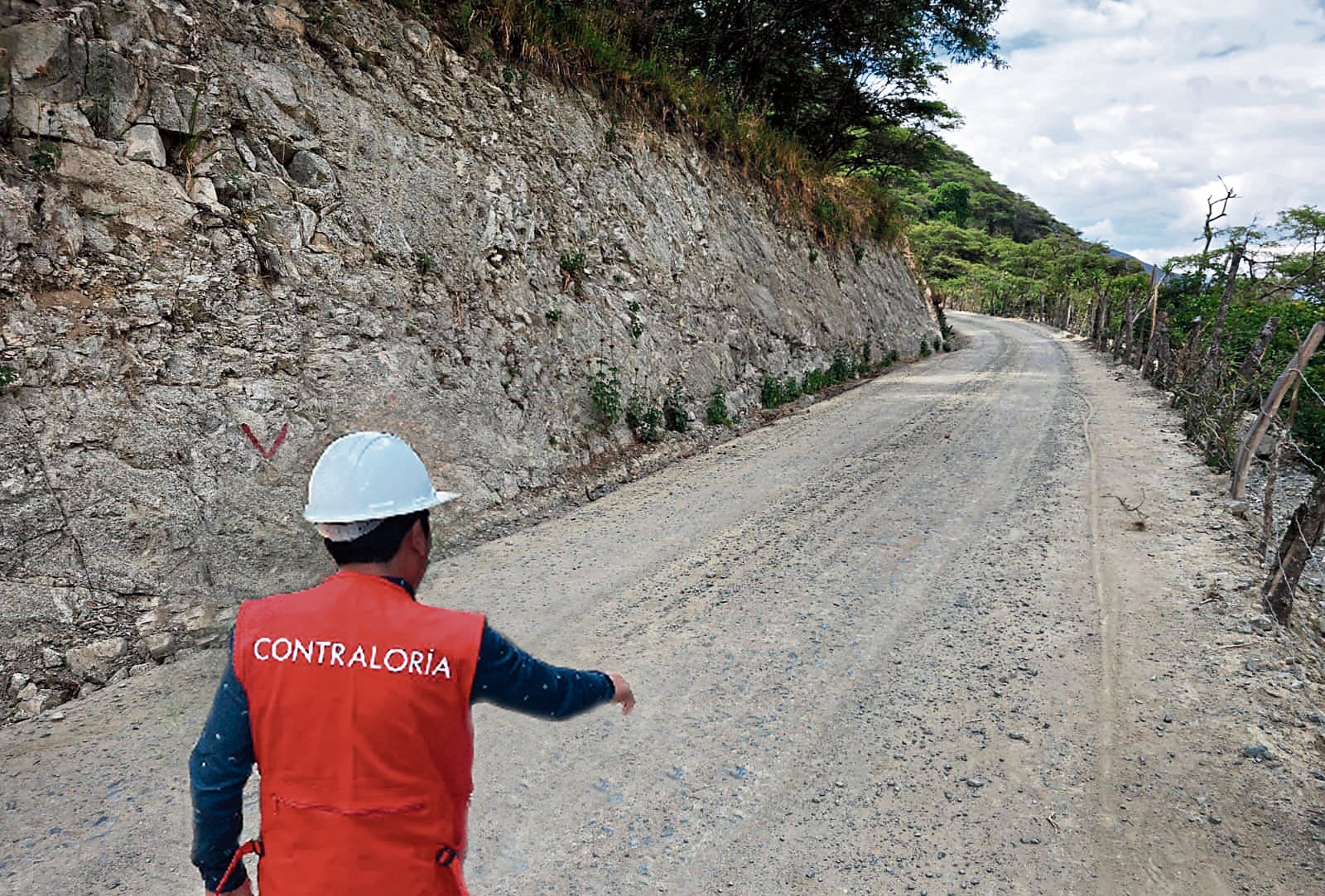 Se trata de la obra de mejoramiento y rehabilitación de caminos vecinales en el distrito de Pacaipampa, en la provincia de Ayabaca. El gerente de la sub región informó que tomarán acciones inmediatas por cuanto la obra aún cuenta con garantía, por lo que el contratista deberá levantar estas observaciones