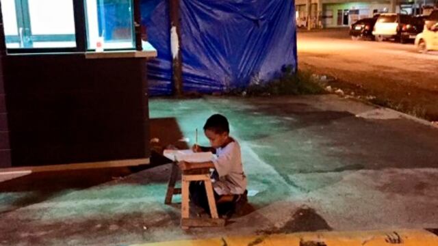 ​Foto de niño estudiando en la calle conmueve y se vuelve viral