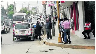 ​Transportistas informales convierten las calles en sus paraderos y nadie pone freno 