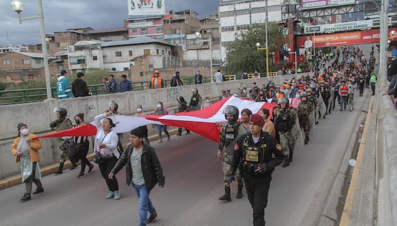 Diferentes colectivos salieron en horas se la tarde hasta la noche a protestar en la ciudad se Huancayo pidiendo la renuncia de Dina y cierre del congreso. FOTOS . ADRIAN ZORRILLA @PHOTO.GEC