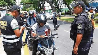 Evalúan cambiar prohibición de dos personas en moto