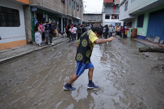 Keiko Fujimori inspecciona zonas afectadas por lluvias en Villa María del Triunfo