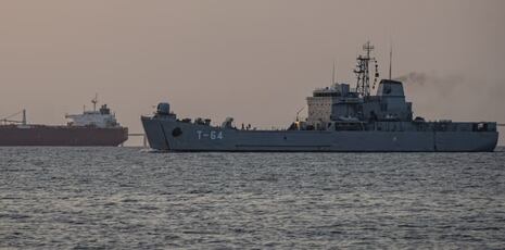 Buques venezolanos salen escoltados tras anuncio de bloqueo, según The New York Times