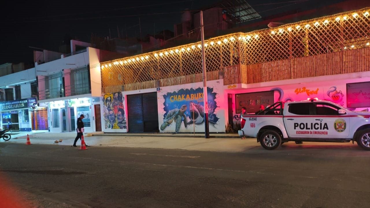 Vecinos indicaron a la Policía que observaron a un joven arrojar un aparato explosivo. El atentado dejó daños materiales.