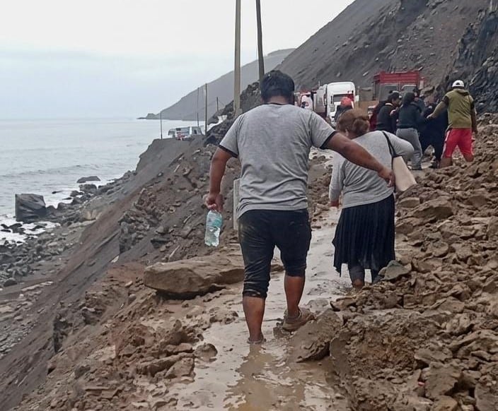 Panamericana Sur: Mujer muere al cruzar bloqueo de escombros caminando