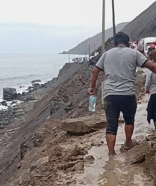 Cientos de pasajeros caminan en la Panamericana Sur ante el bloqueo de la carretera desde el domingo