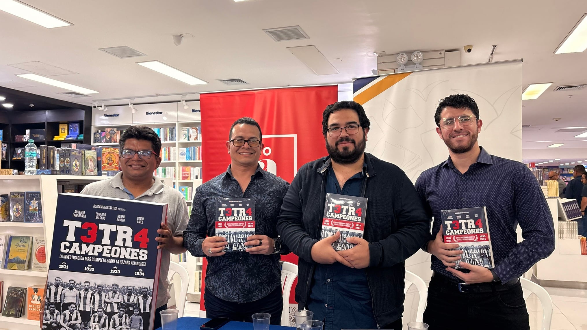 Eduardo Salcedo, Adhemir Fanarraga, Rubén Ravelo y David Amez presentan el libro «T3tr4campeones». (Foto: Difusión)