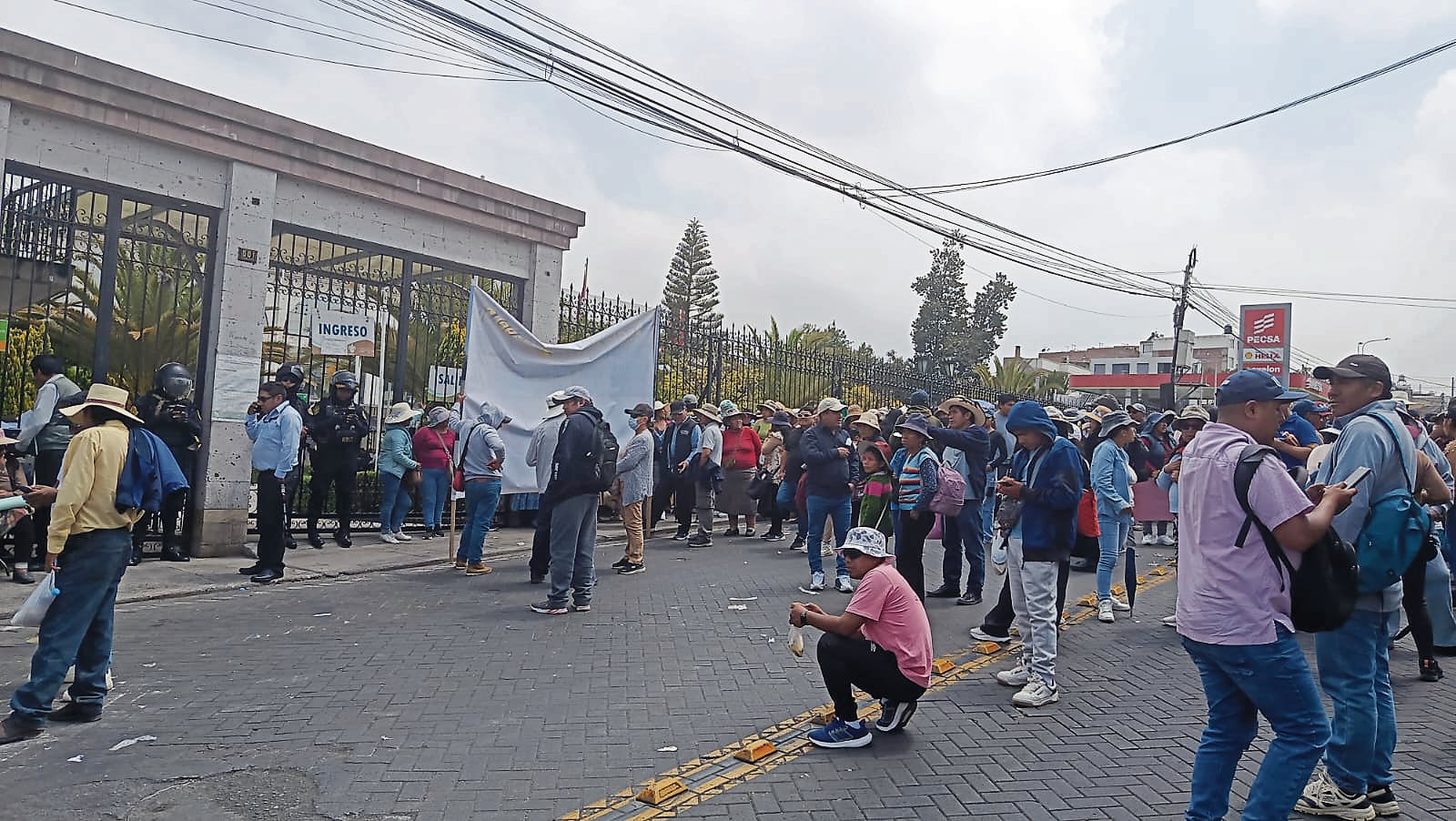 Protesta frente a la Municipalidad Provincial de Arequipa. Foto: GEC.