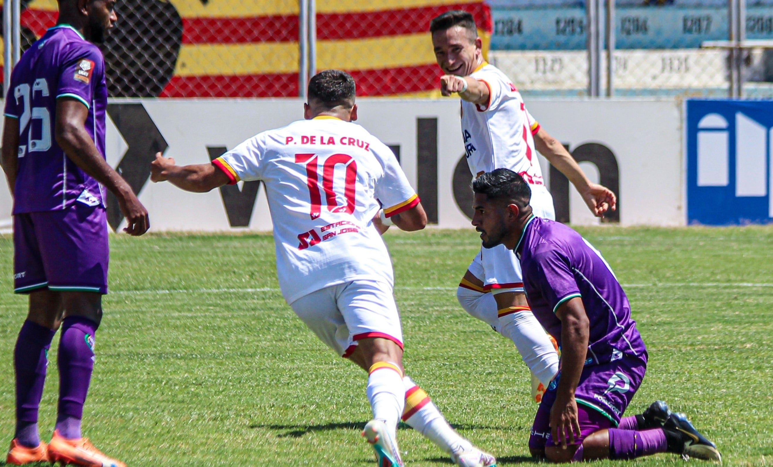 Con goles de Neri Bandiera, Patricio Álvarez y Piero Vivanco lograron contundente triunfo.