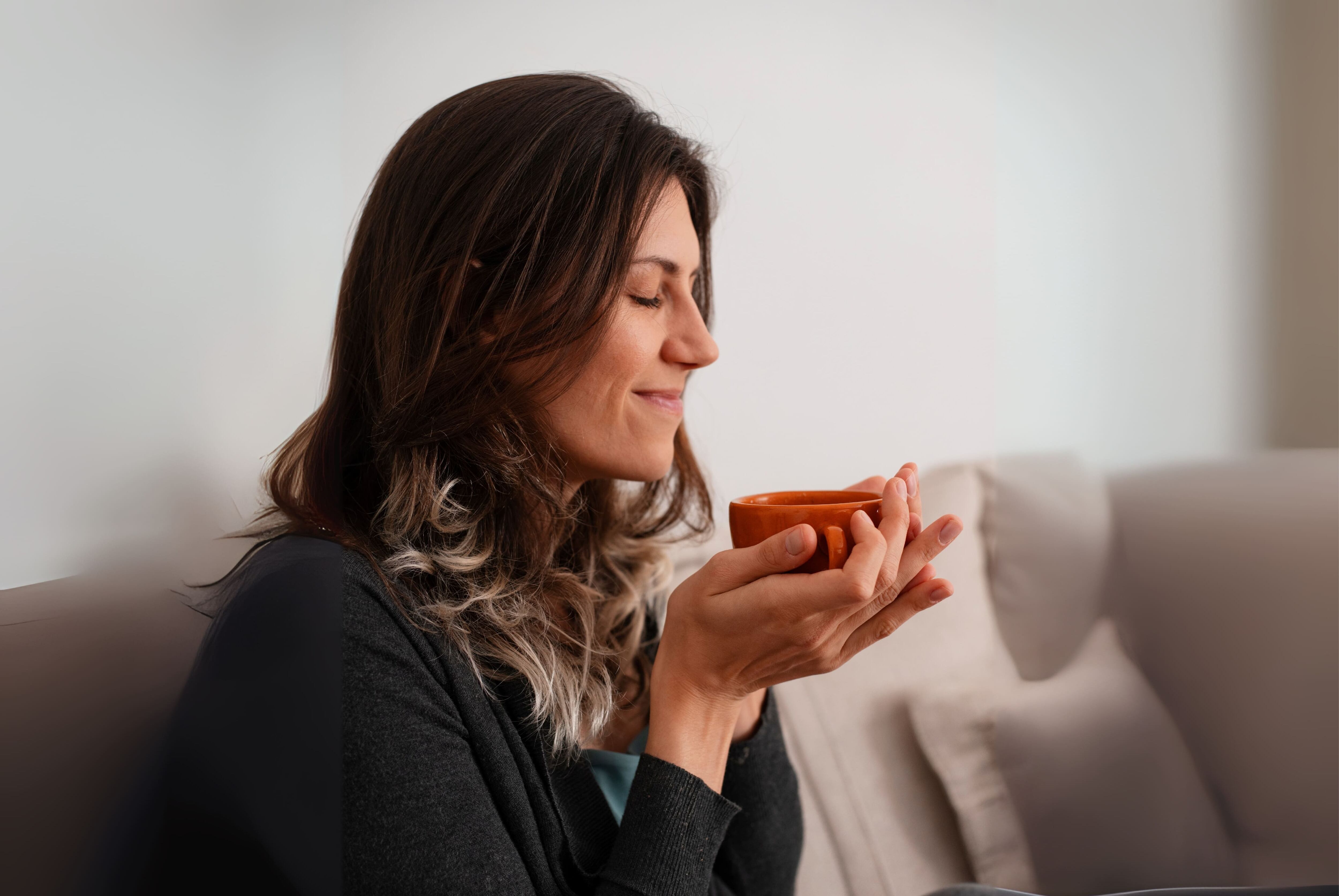 Incorporar pausas calientes en la rutina ayuda a mejorar el bienestar y la concentración, mientras disfrutas de los beneficios naturales de cada infusión.