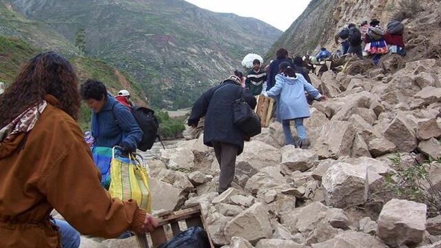 ​Matucana: Deslizamiento de rocas interrumpe tránsito en localidad de Surco