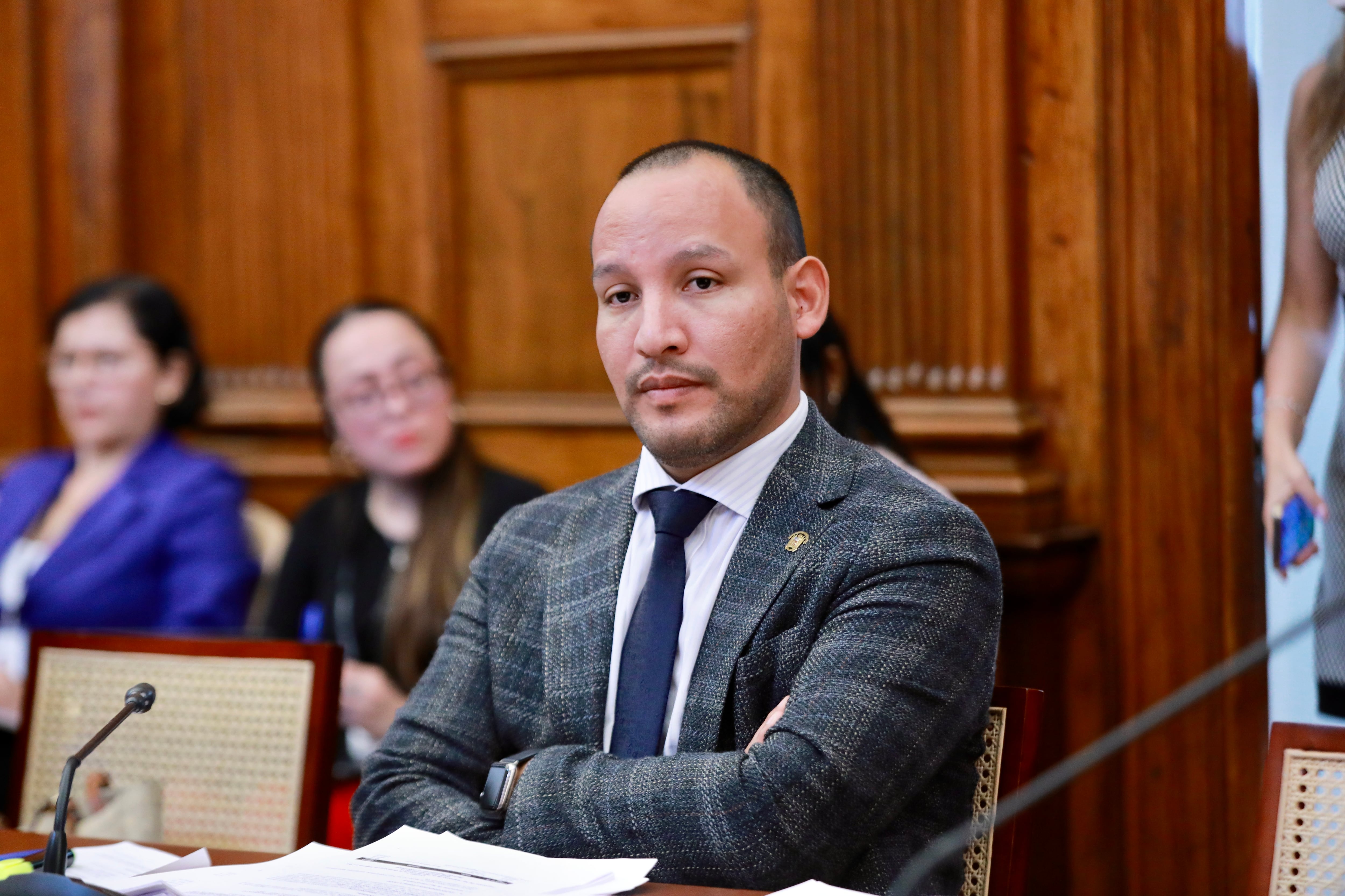 “Según nuestra legislación, niño es de 0 hasta los 13 años”, señala el legislador de Renovación Popular.