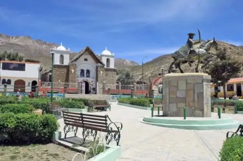 Plaza de Armas del distrito de Chilcaymarca, en la provincia de Castilla. Foto: Andina.