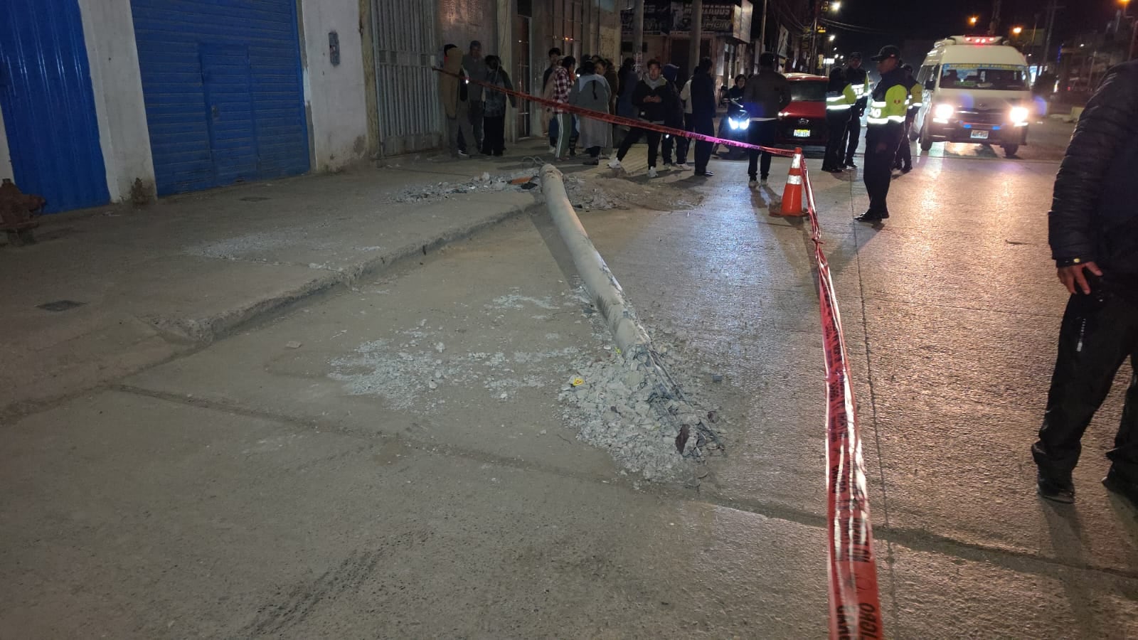 Los vecinos denunciaron que la estructura de concreto llevaba varios días tendida en la vía pública sin que ninguna autoridad municipal ni empresa de servicios se hiciera cargo de retirarla.
