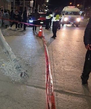 Los vecinos denunciaron que la estructura de concreto llevaba varios días tendida en la vía pública sin que ninguna autoridad municipal ni empresa de servicios se hiciera cargo de retirarla.
