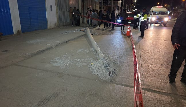 Los vecinos denunciaron que la estructura de concreto llevaba varios días tendida en la vía pública sin que ninguna autoridad municipal ni empresa de servicios se hiciera cargo de retirarla.