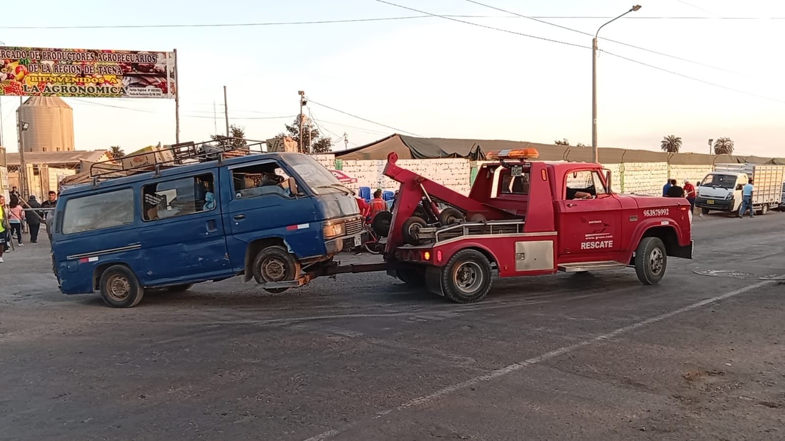 Con grúas retiraron vehículos cuyos dueños no se encontraban. (Foto: Adrian Apaza)
