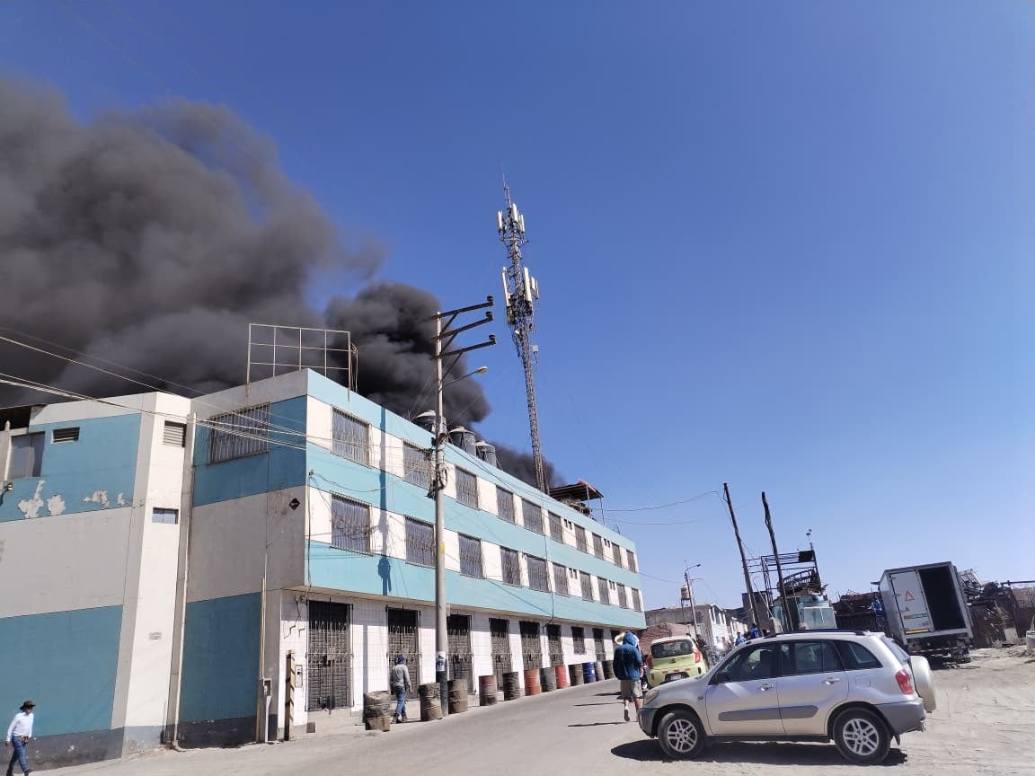 Humo se expandió con la ayuda del viento, debido al material reciclado. Foto: Difusión