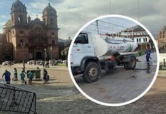 Usan cisternas para limpiar la Plaza Mayor de Cusco luego de celebraciones por Año Nuevo