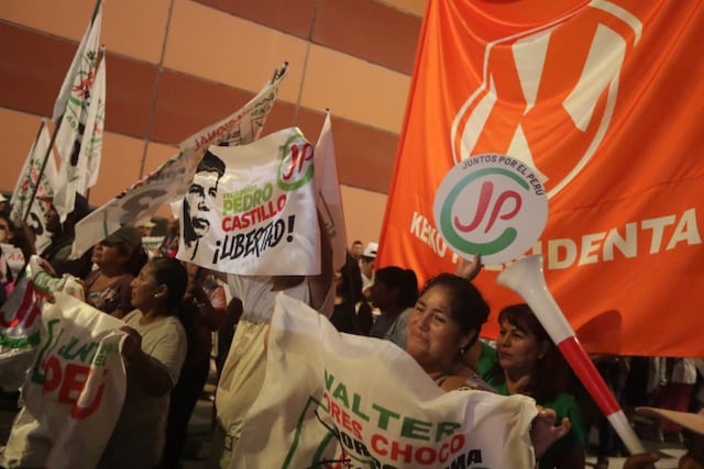 Simpatizantes de partidos llegan a exteriores del Centro de Convenciones por debate presidencial (Foto: Julio Reaño/GEC)