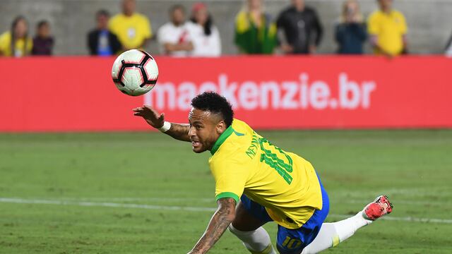 Neymar sufre dolor lumbar y es duda en Brasil para el arranque de las Eliminatorias