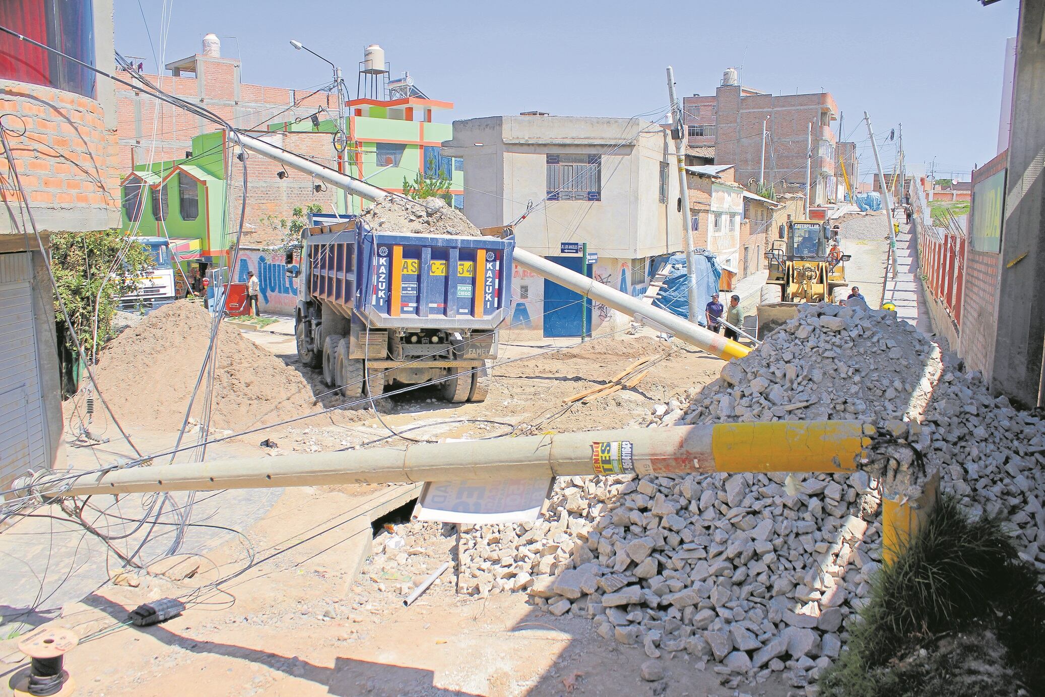 Conductor negligente se trae abajo varios postes