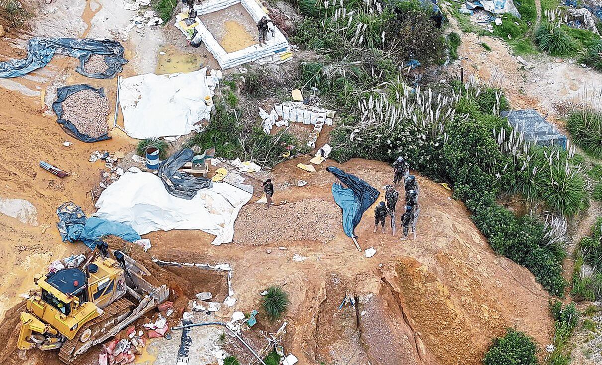 Resultado es de interdicción en el cerro Cachito y Bosque Polo, ubicados en los caseríos de Shiracmaca y Coigombamba, respectivamente. Policía y Fiscalía ingresaron a 45 campamentos mineros y destruyeron 14 socavones en los que explotaba oro. Asimismo, incautaron equipos usados por los mineros ilegales.
