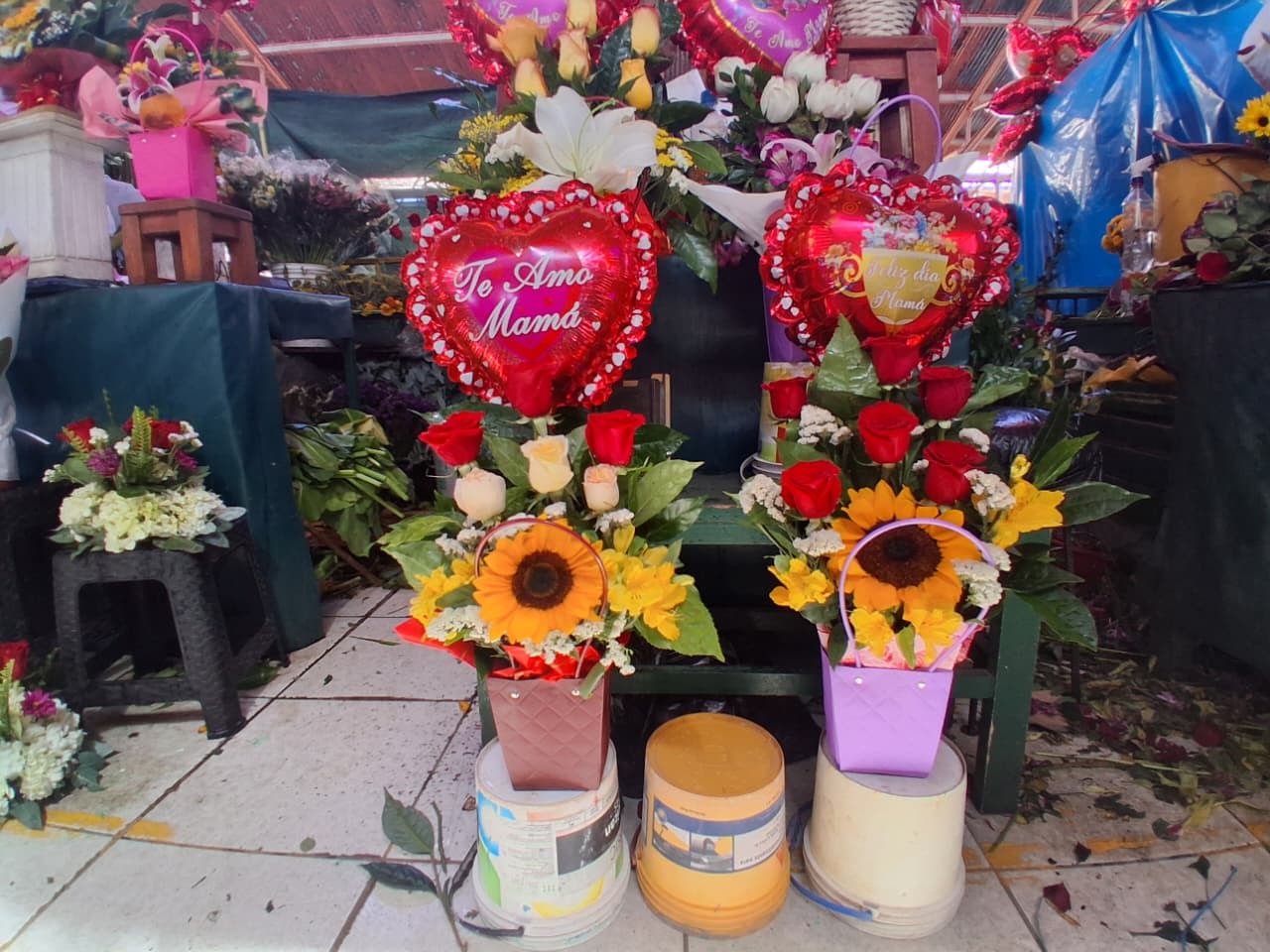 Arreglos florales en el mercado San Camilo de Arequipa por el Día de la Madre. (Foto: Flor Barrios/@photo.gec)