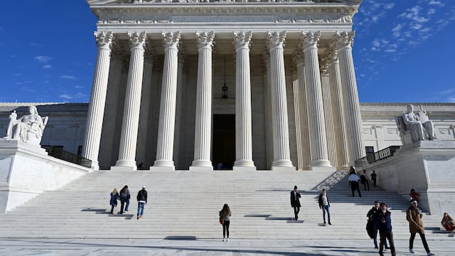 Corte Suprema de EE.UU. permite a tribunales federales impugnar ley sobre aborto de Texas