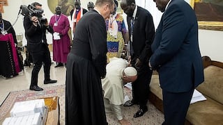 El emocionante momento que el Papa Francisco besa los pies de líderes de Sudán del Sur (FOTOS) 