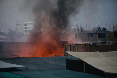 Incendio en fábrica de plásticos de Puente Piedra