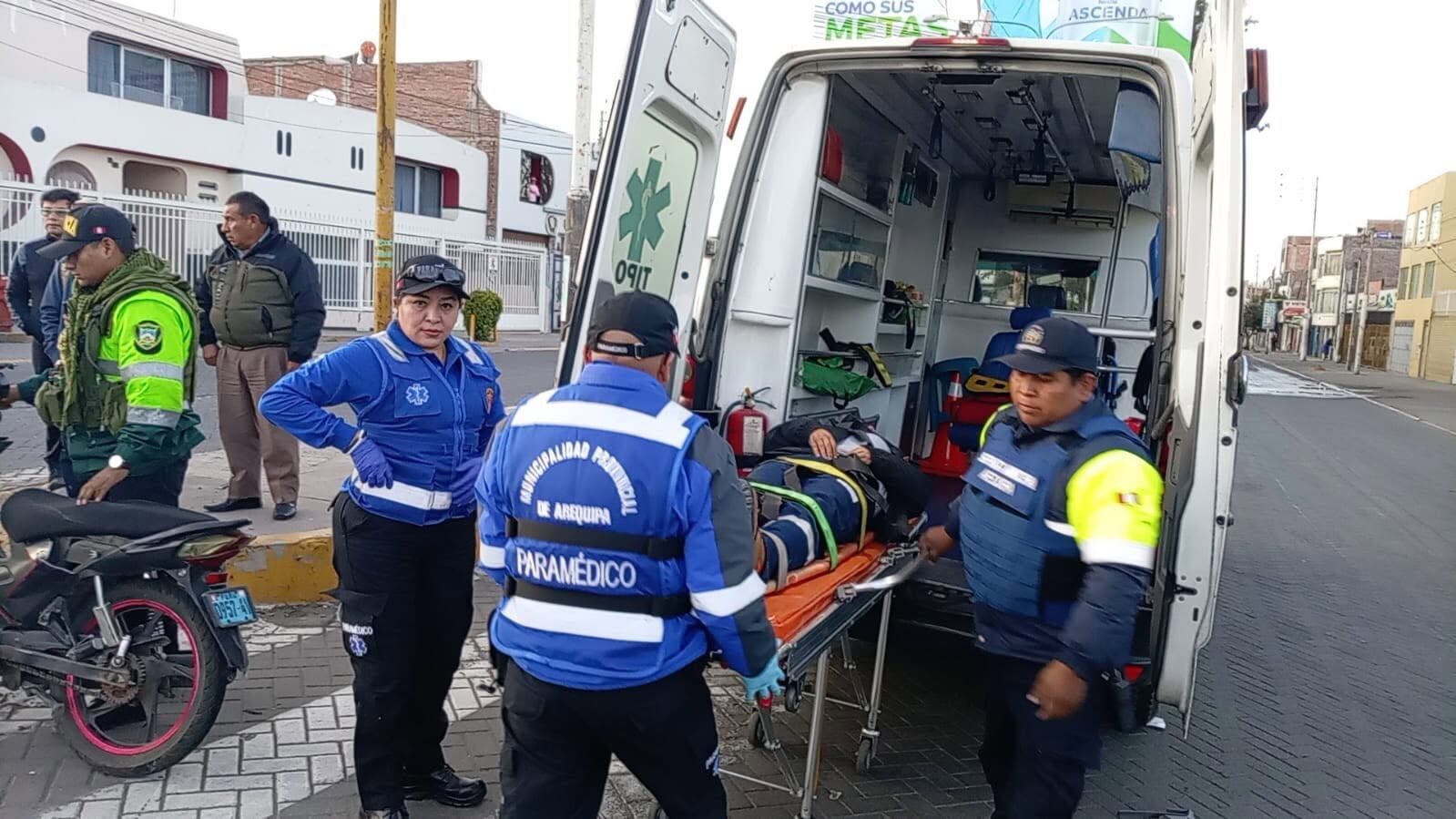 Motociclista queda herida en accidente con una unidad que prestaba servicio de taxi (Foto: Municipalidad de Arequipa)