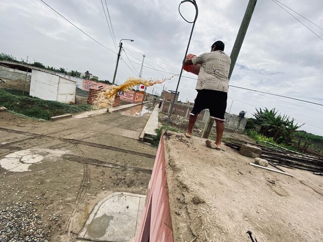 Pobladores retiraron agua de los techos de sus viviendas. (Foto: Randy Reyes)